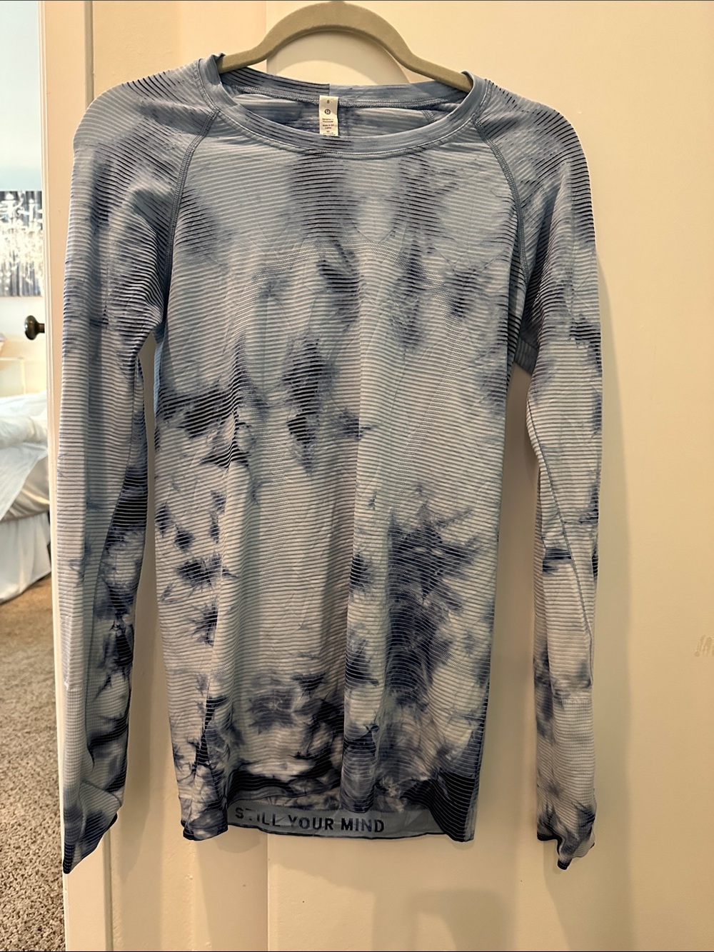 Lululemon Blue & White Athletic Tie-Dye Long Sleeve Crew Neck Top - size 8 EUC